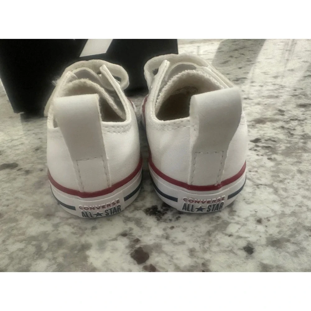 NIB Converse white leather infant shoes sz 4
